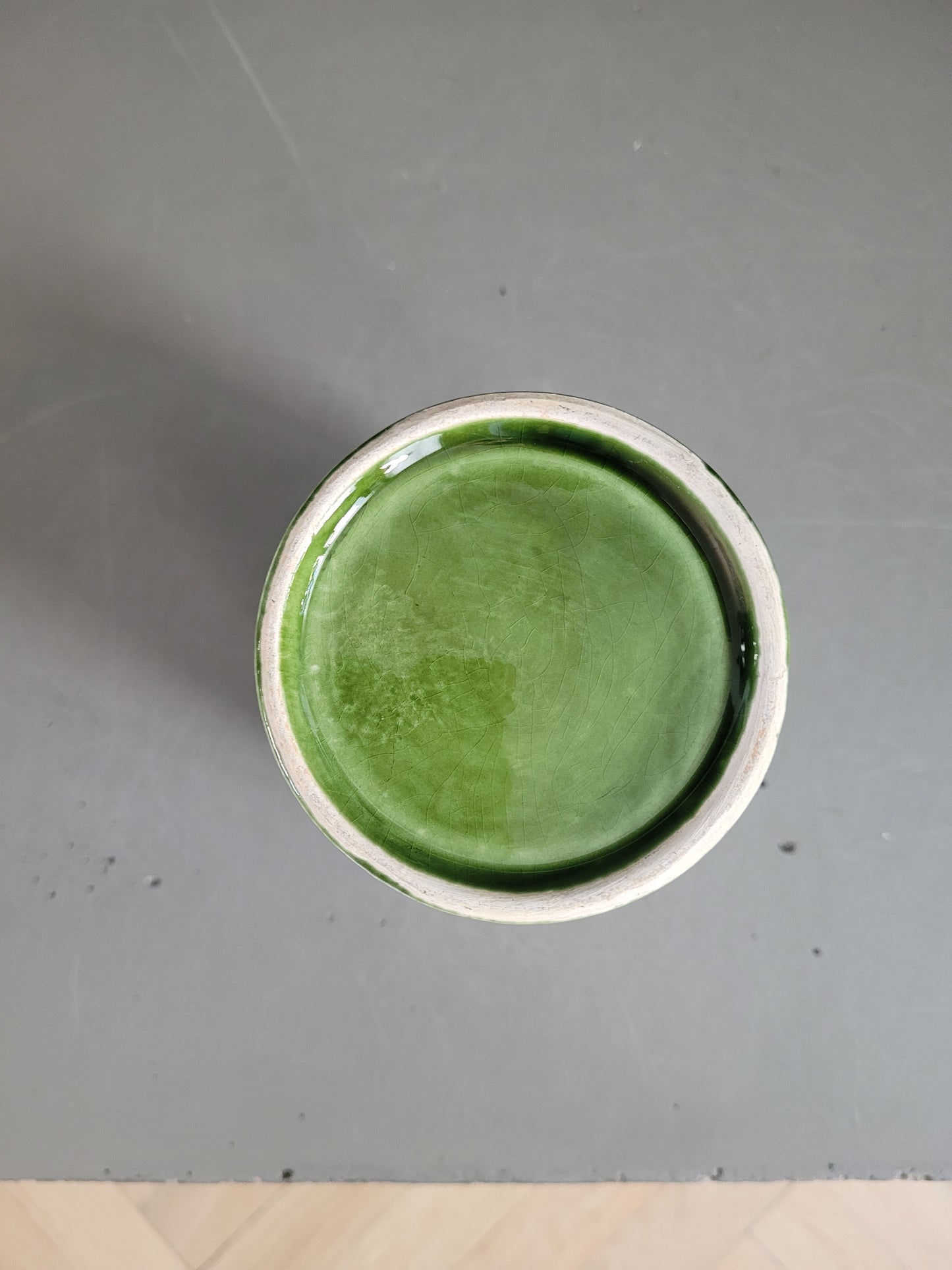 Cache-pot sur pied en céramique émaillée verte - Ref 568