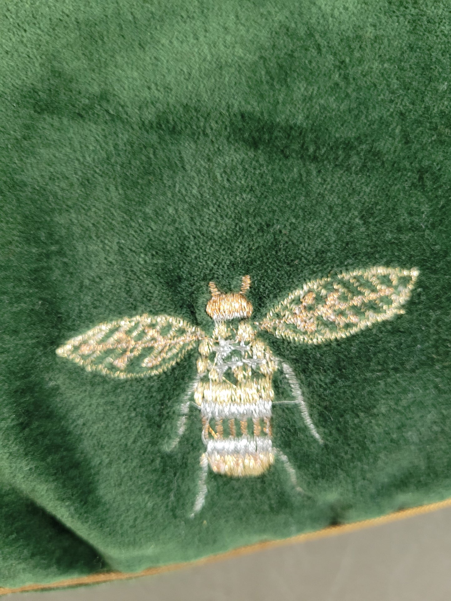 Coussin en velours motifs brodés abeilles- Ref 587