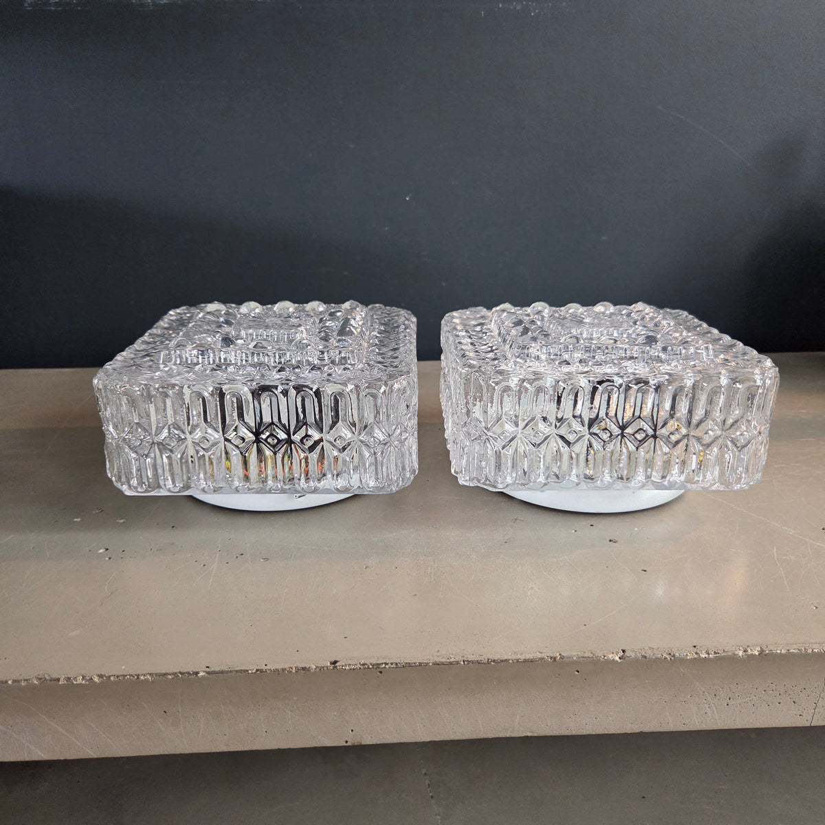 Paire de plafonniers ou appliques en verre moulé - Ref 1430