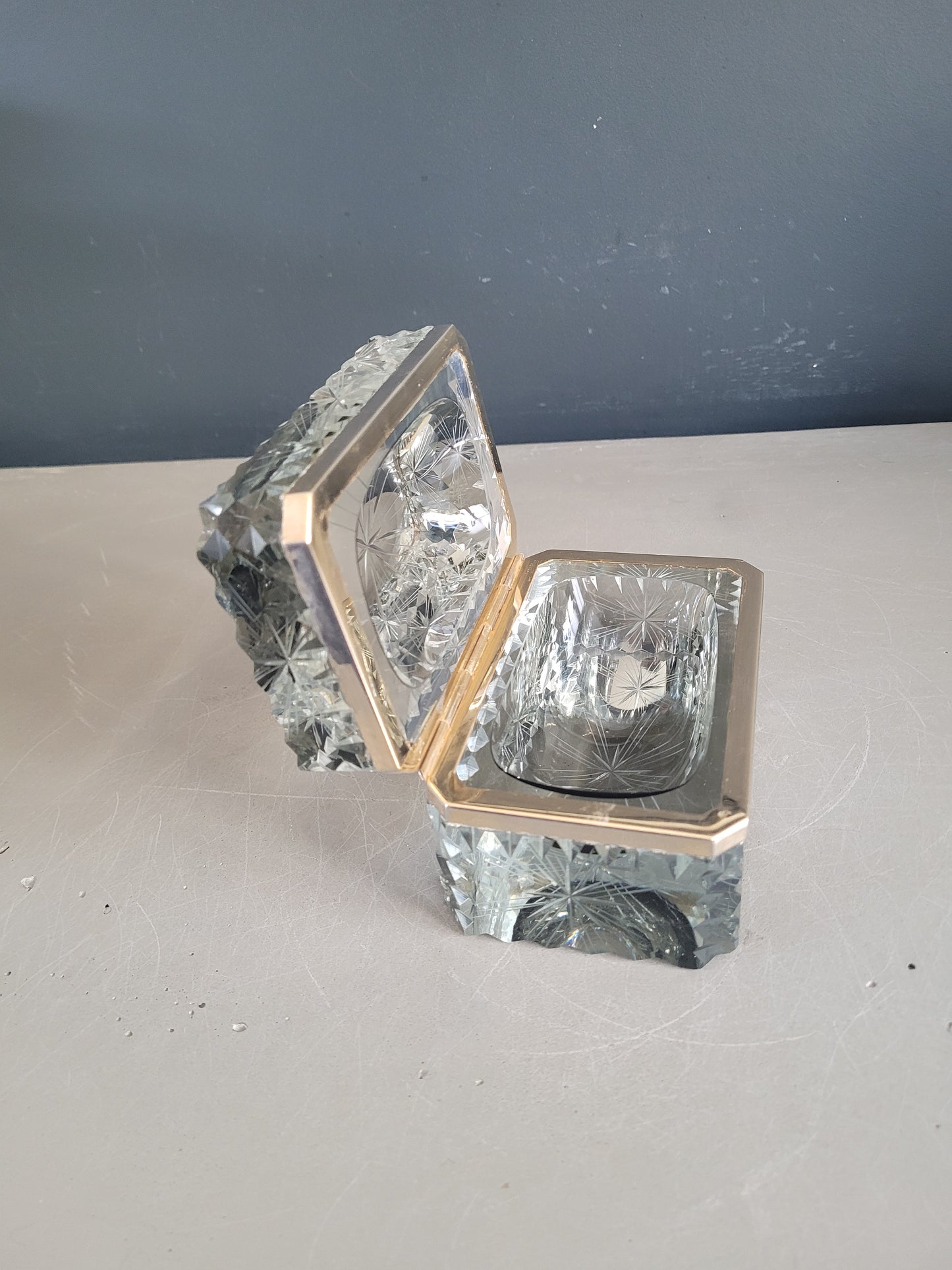 Boîte à bijoux ancienne en verre ciselé- Ref 897