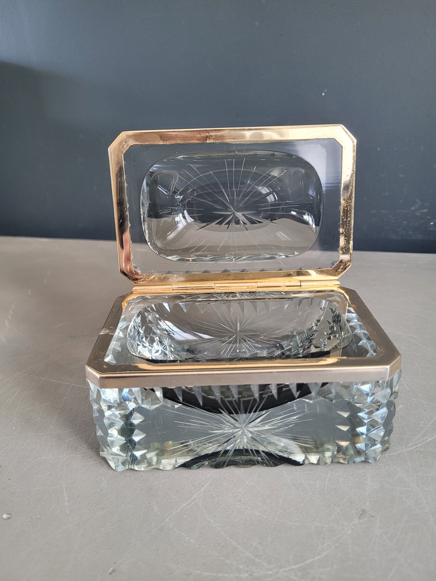 Boîte à bijoux ancienne en verre ciselé- Ref 897