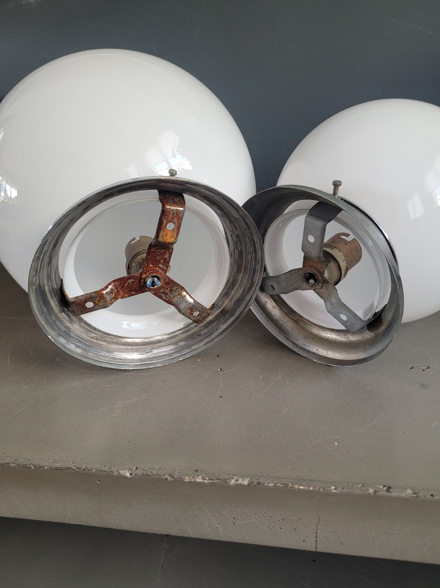 Paire de plafonniers ou appliques globes en verre blanc - Ref 872
