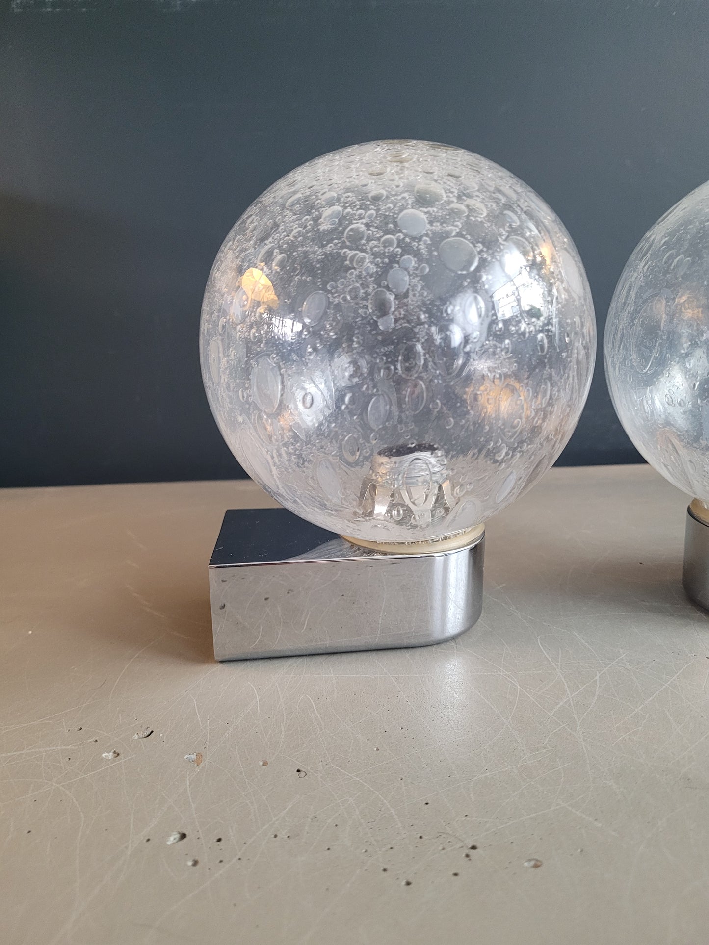 Paire d'appliques vintage en métal chromé et globes en verre bullé - Ref 893