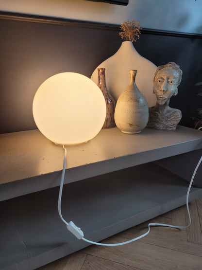 Lampe à poser globe verre opaline Ikea - Ref 364