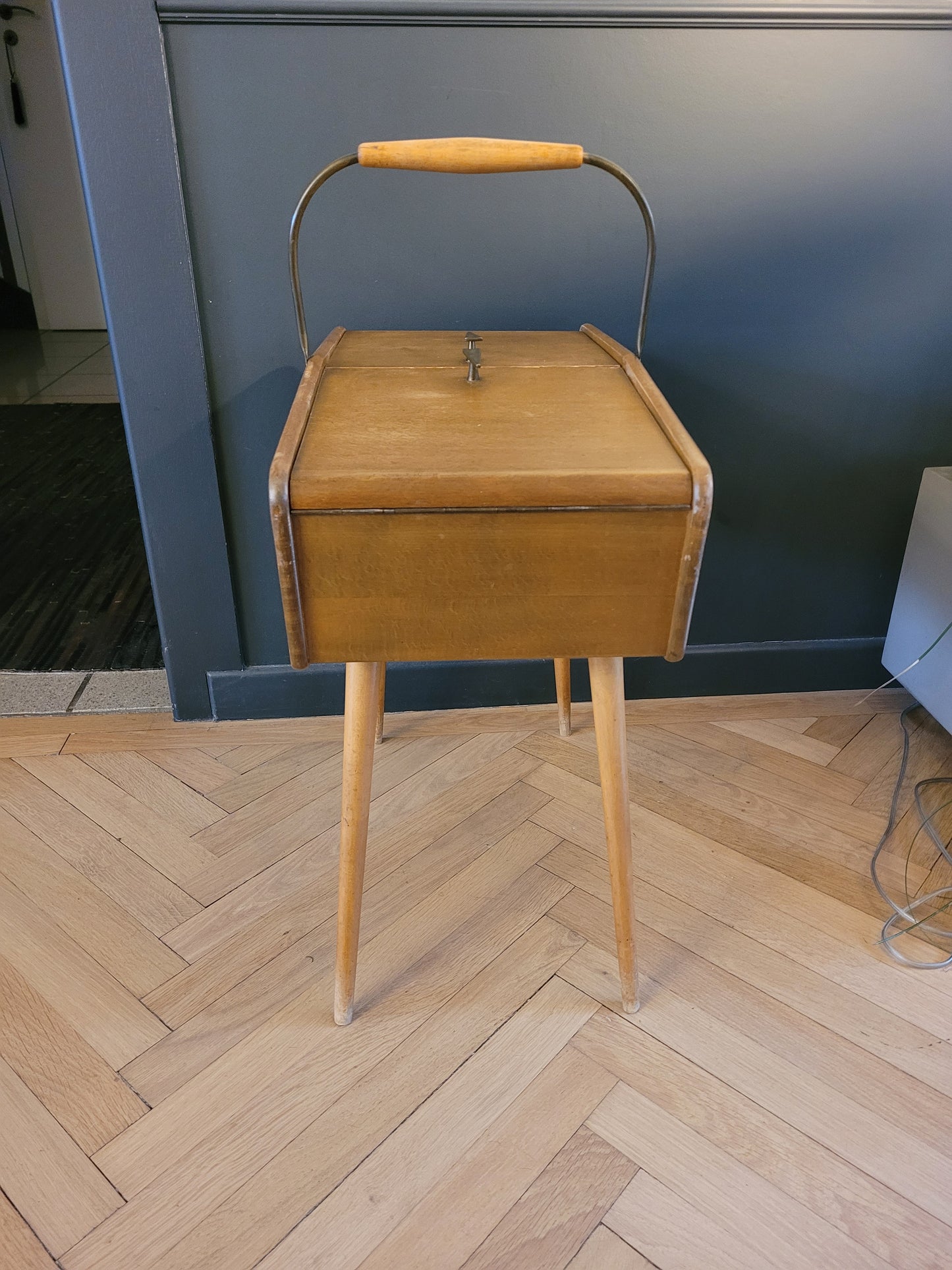 Travailleuse vintage bois pieds compas - Ref 746