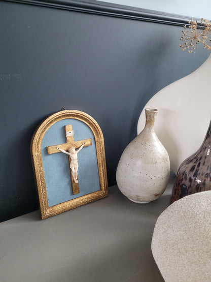 Crucifix encadré cadre doré et velours turquoise - Ref 1036