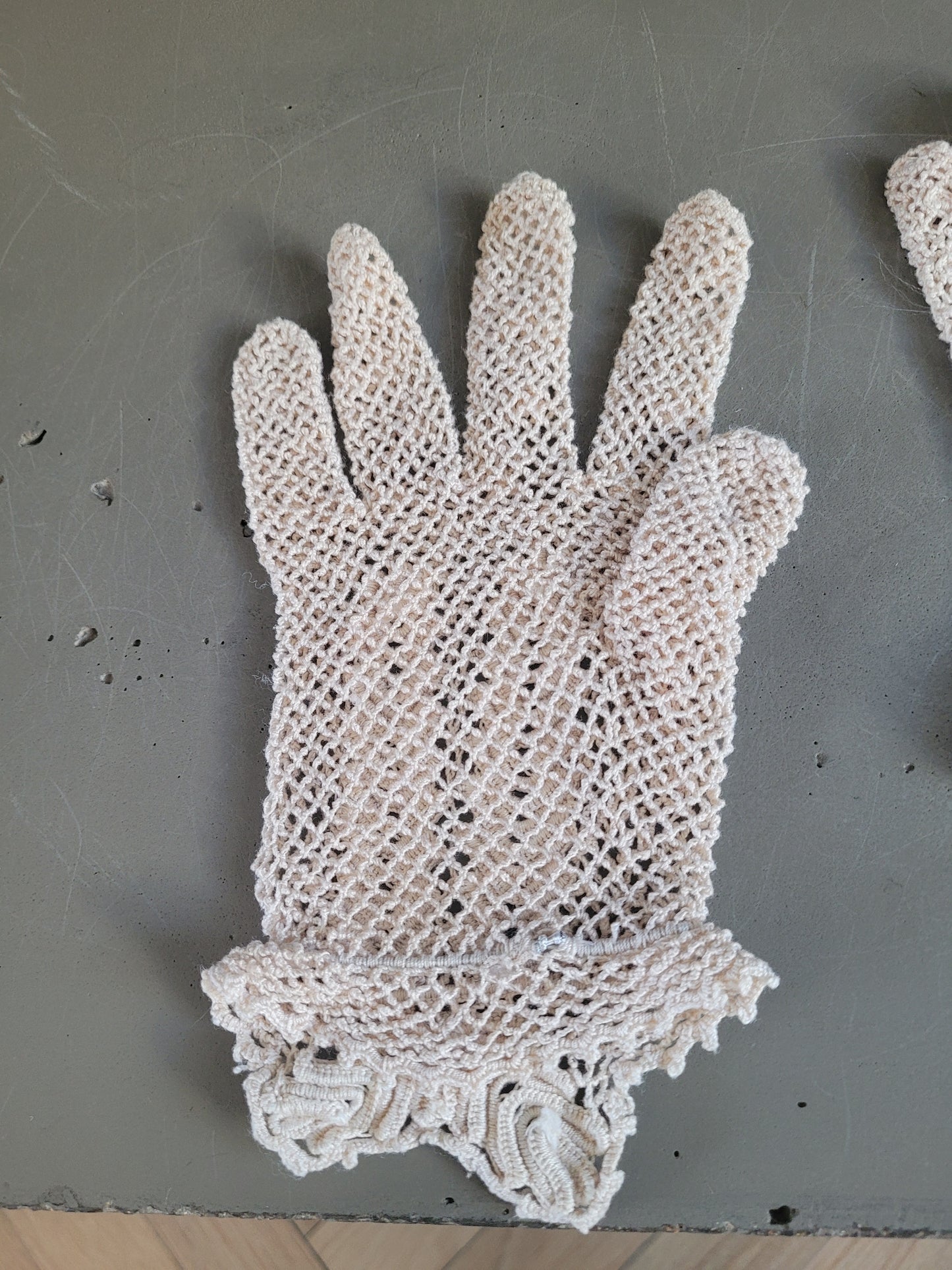 Paire de gants en dentelle crème- Ref 777