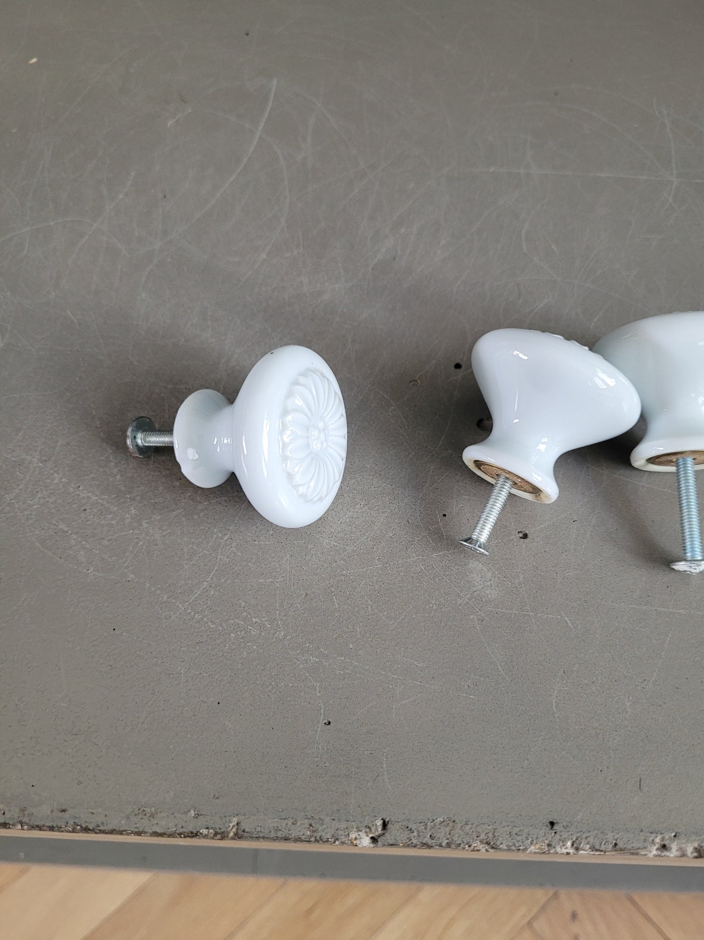 Trio de boutons de meubles en porcelaine blanche - Ref 532