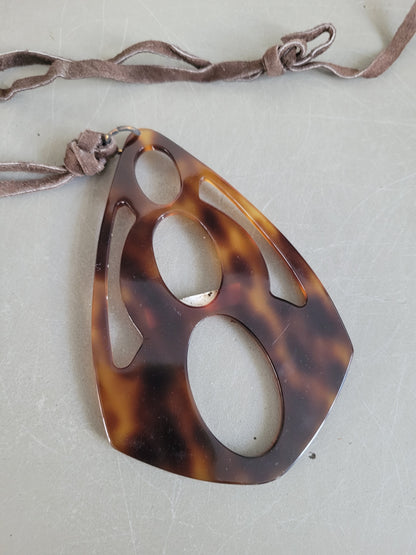 Collier pendentif en acétate façon écailles et cordon cuir - Ref 651