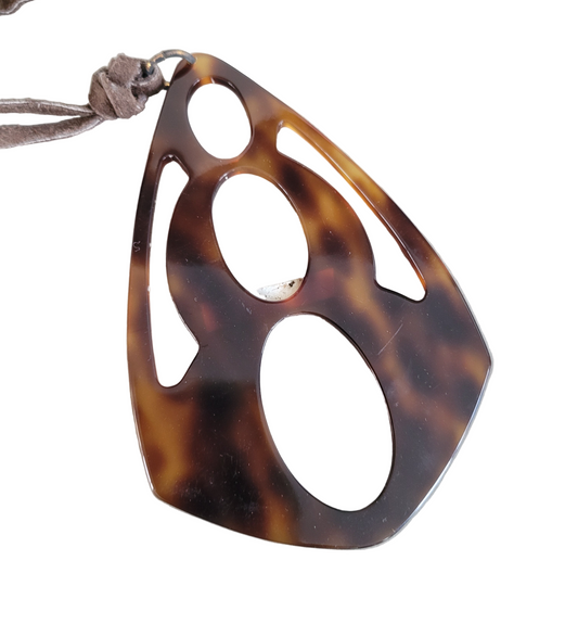 Collier pendentif en acétate façon écailles et cordon cuir - Ref 651