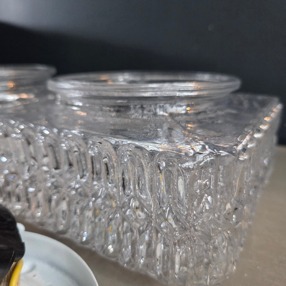 Paire de plafonniers ou appliques en verre moulé - Ref 1430