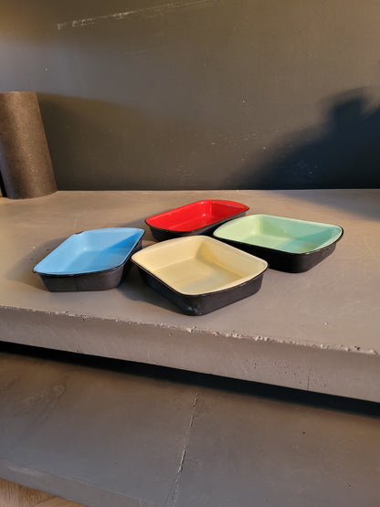 Lot de 4 raviers / plats en fonte émaillée- Ref 735