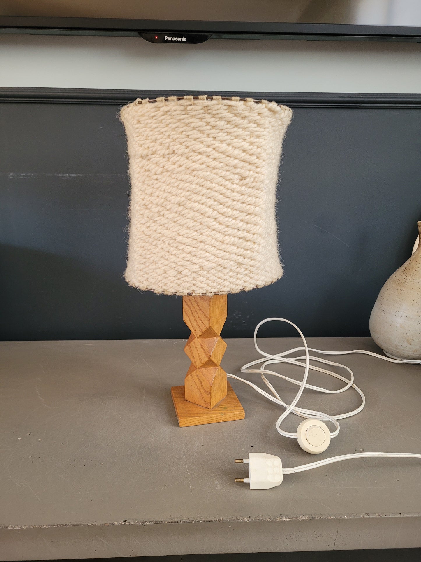 Lampe à poser vintage pied bois et abat-jour laine - 743