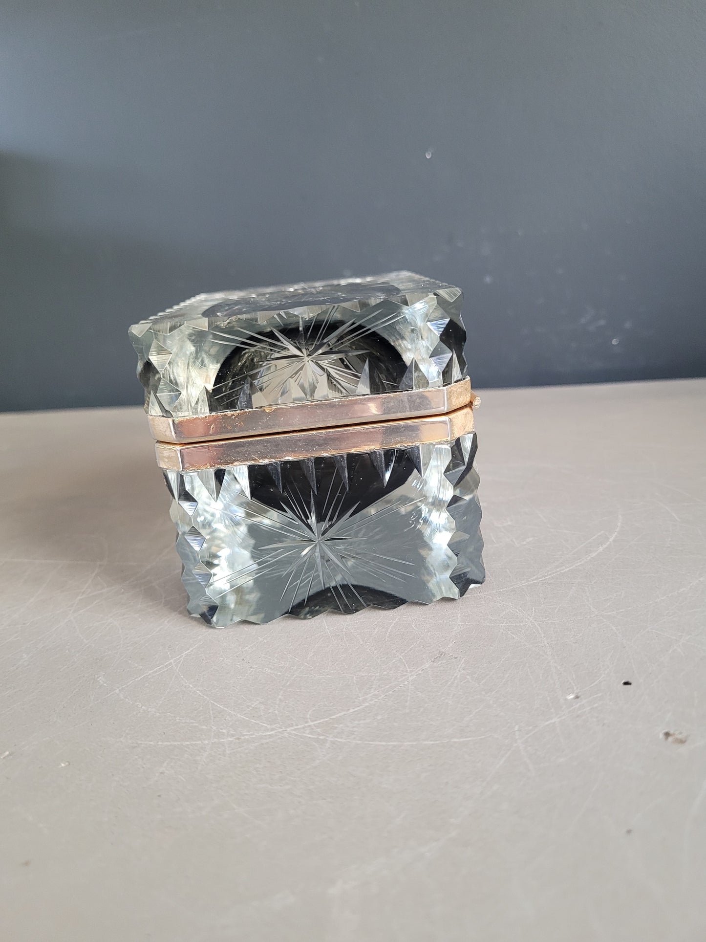 Boîte à bijoux ancienne en verre ciselé- Ref 897