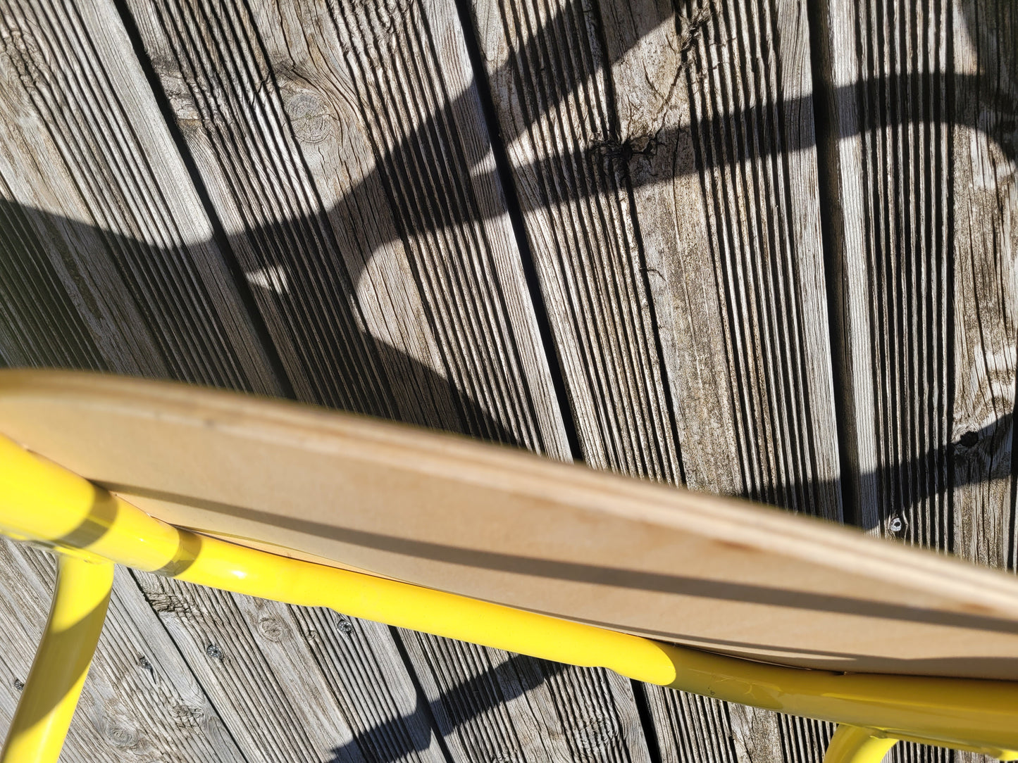 Paire de chaises jaunes en contre-plaqué- Ref 600