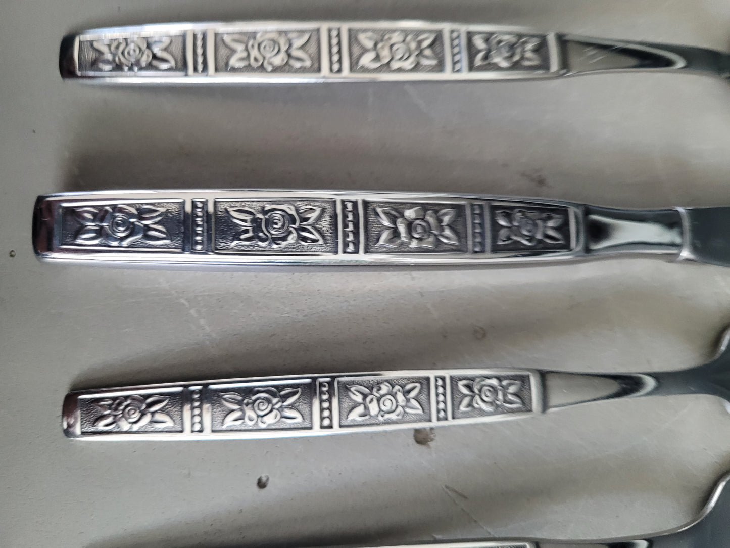 Set de couverts en Inox - Vista Stainless USA - Motifs roses - Ref 1009