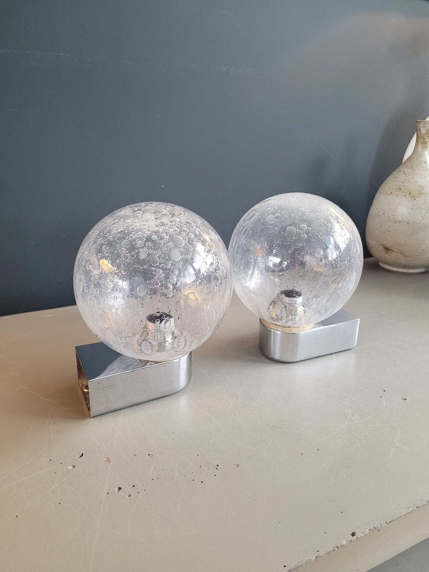 Paire d'appliques vintage en métal chromé et globes en verre bullé - Ref 893