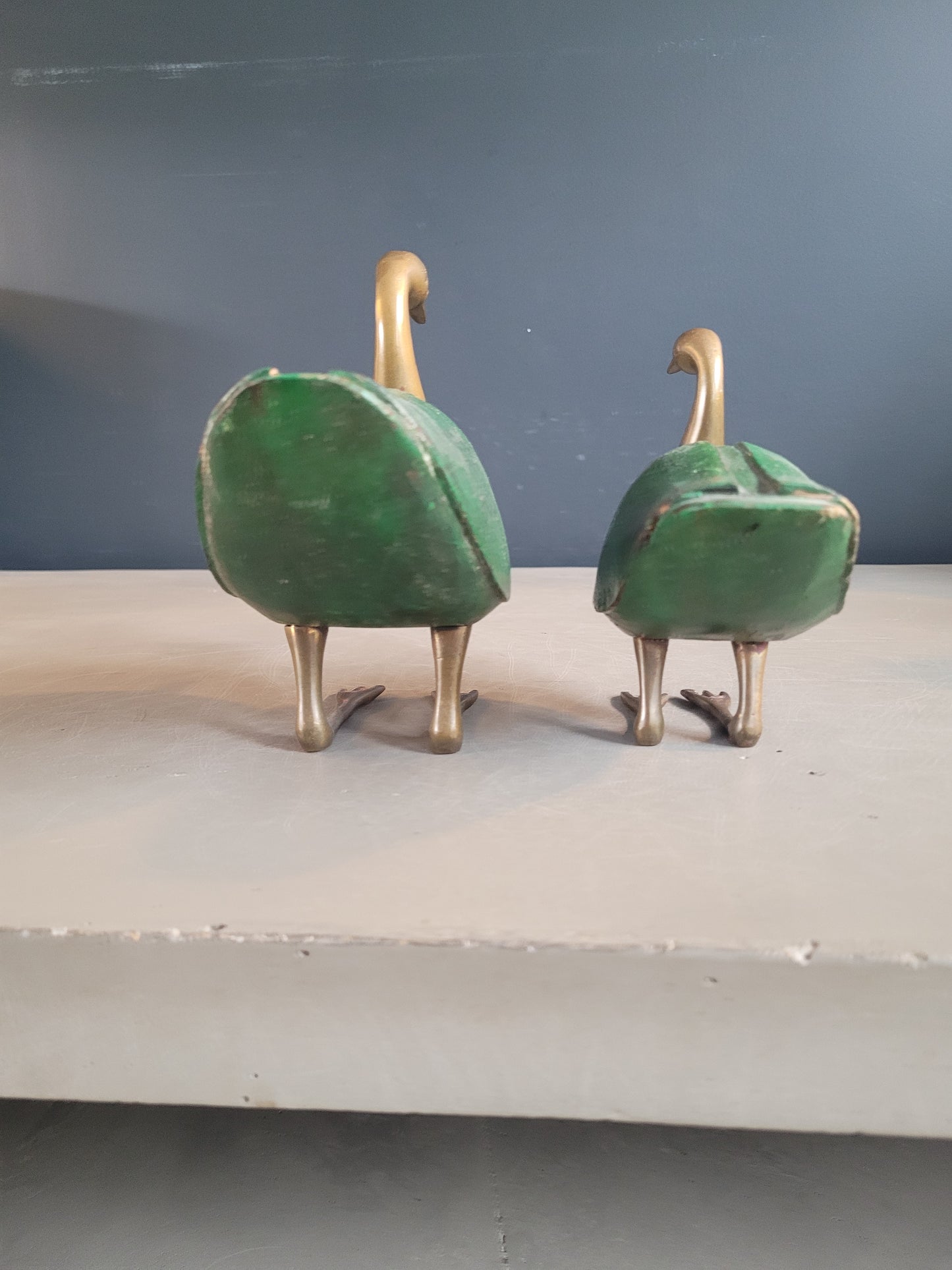 Paire d'oiseaux décoratifs en laiton et bois peint - Ref 635