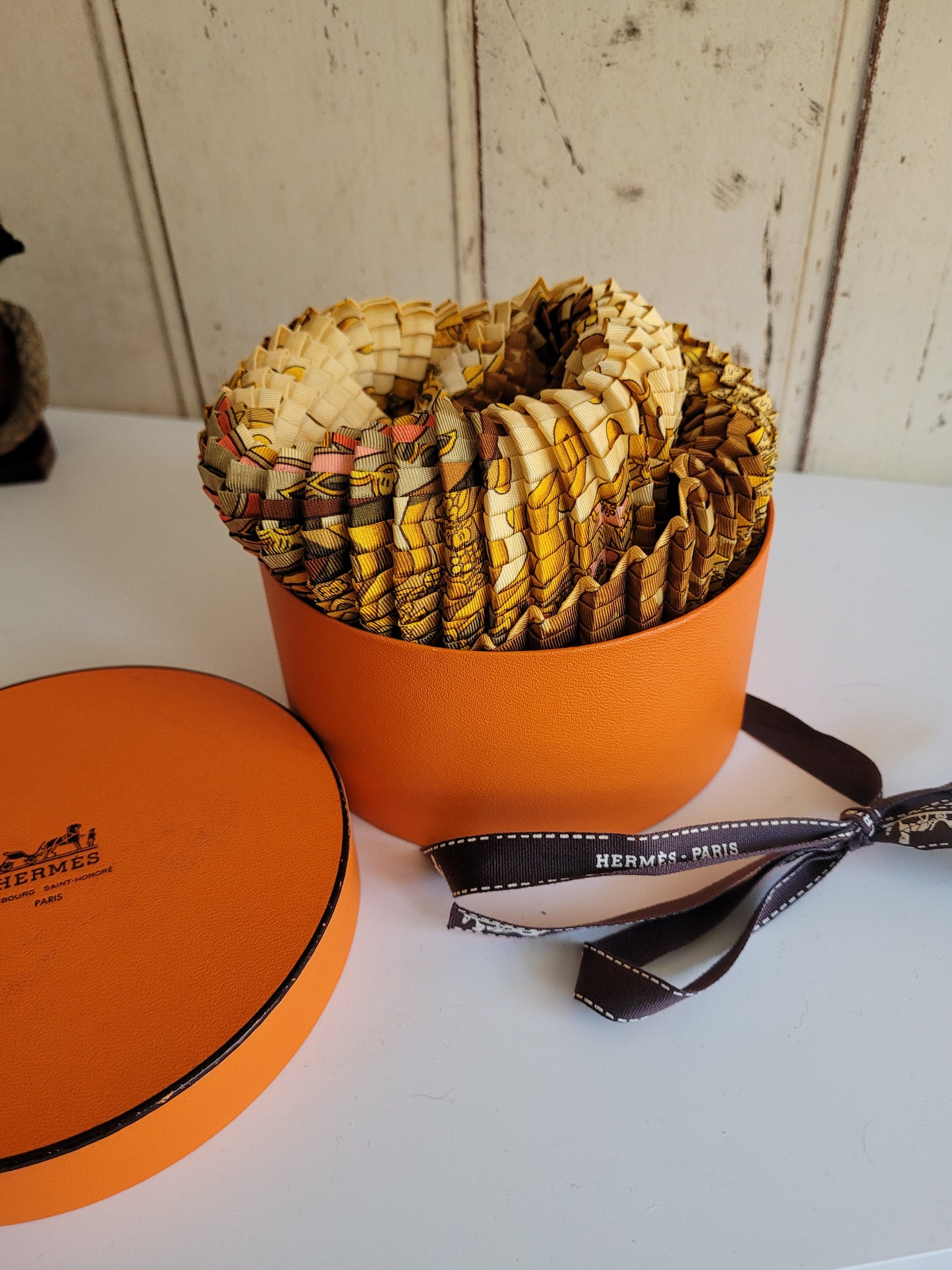 Carré plissé Hermès Gloria Soli par J. Metz - Ref 907