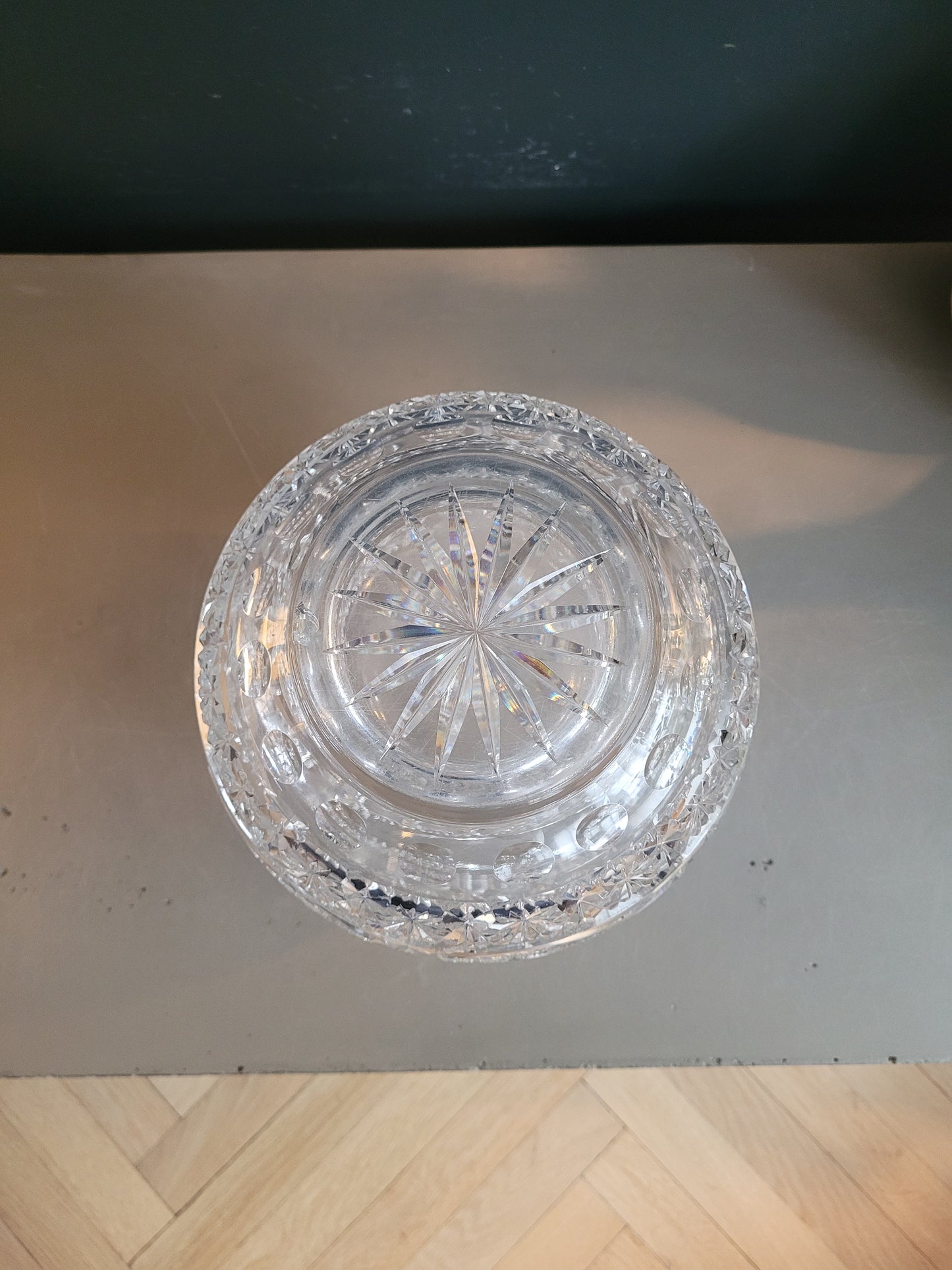 Grand vase boule en cristal ciselé - Ref 973