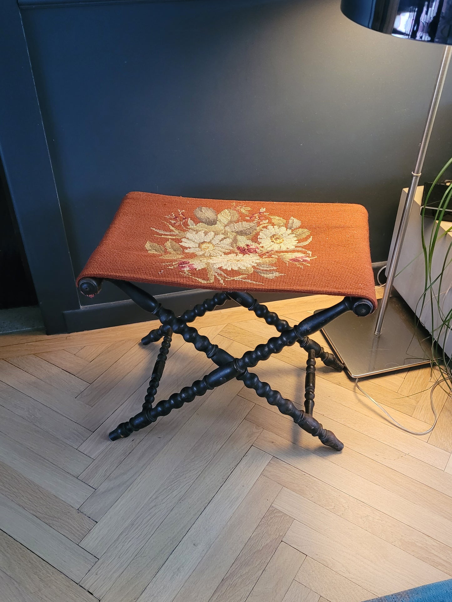 Ployant en bois tourné perlé et tapisserie - Tabouret pliant - Ref 972