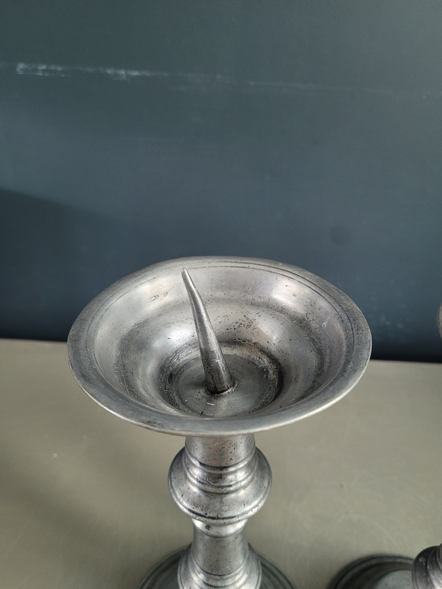 Paire de bougeoirs liturgiques en étain gravés et poinconnés - Ref 482