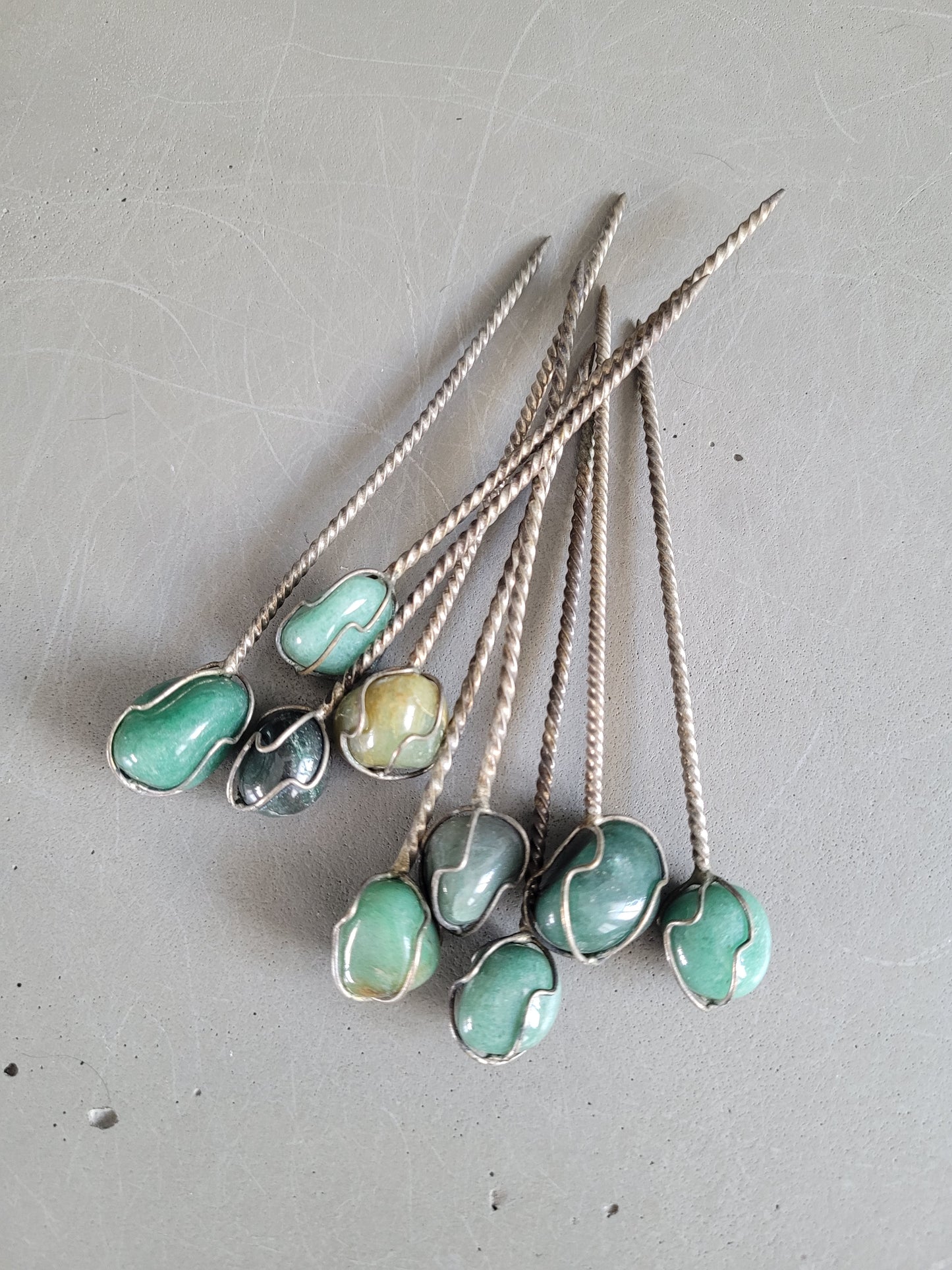 Lot de 9 piques à apéritif en métal et pierres semi-precieuses - Ref 398