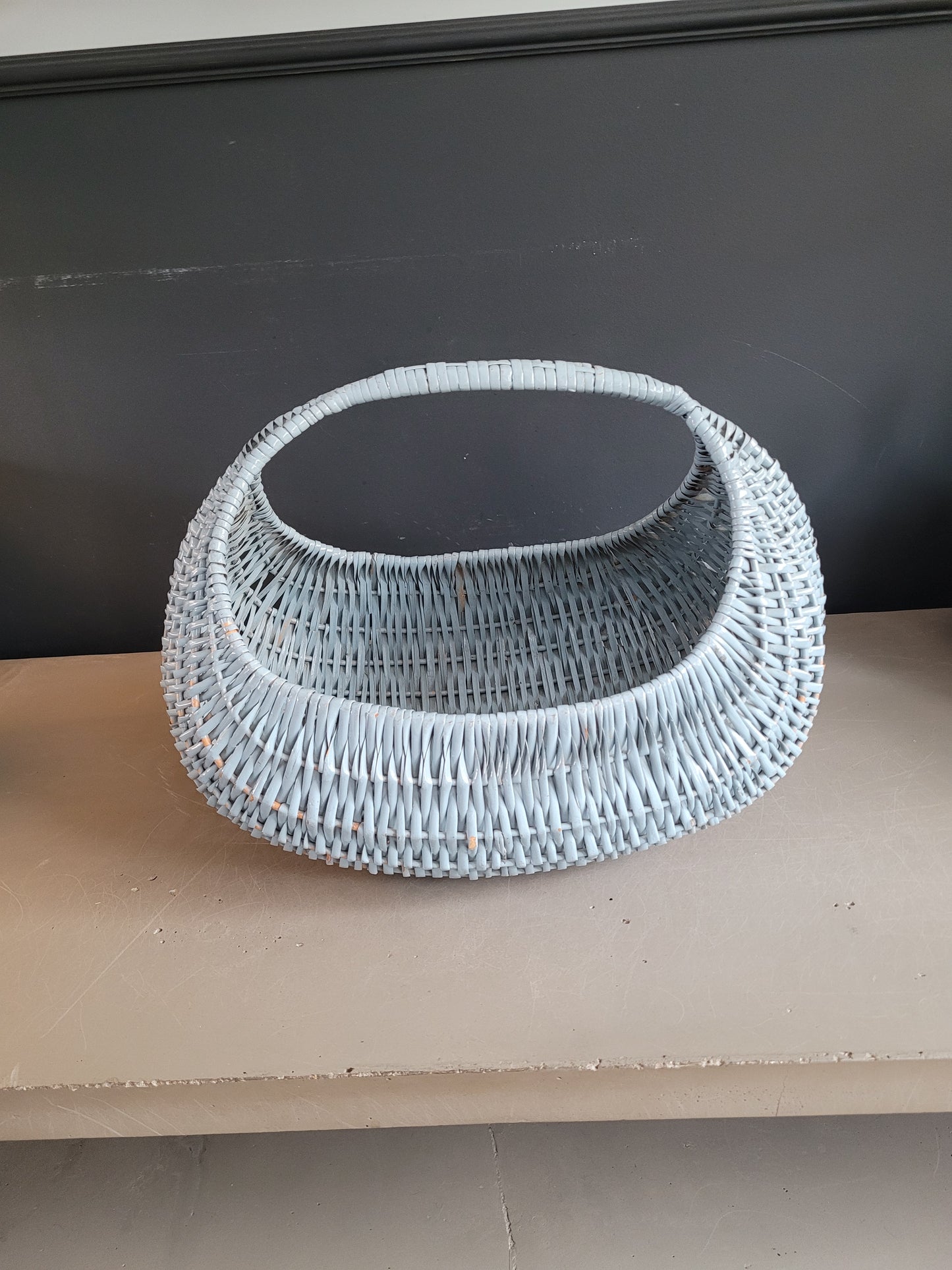 Panier en rotin peint en bleu turquoise - Ref 823