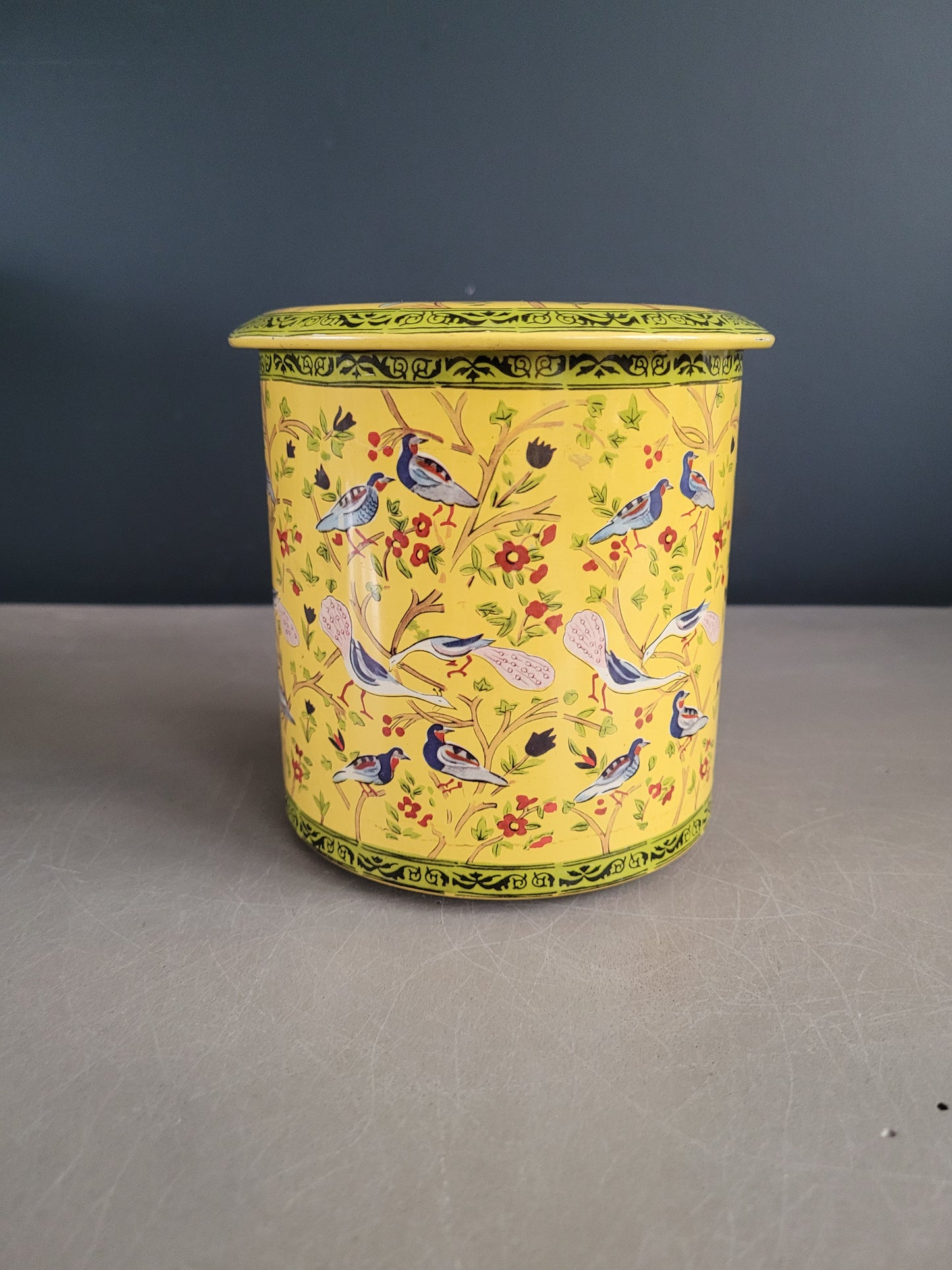 Boîte cylindrique en fer blanc- Oiseaux sur fond jaune- Ref 758