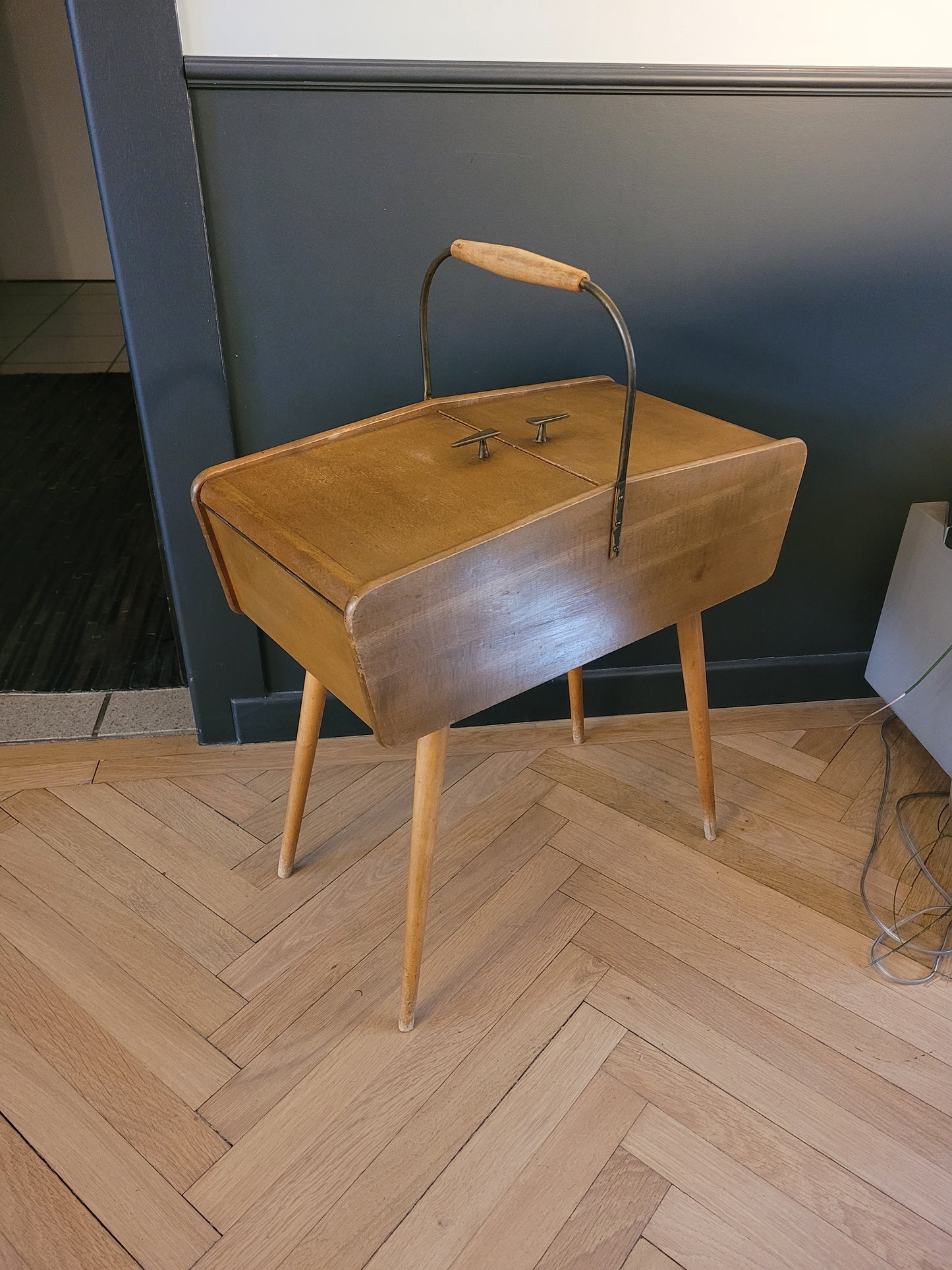 Travailleuse vintage bois pieds compas - Ref 746