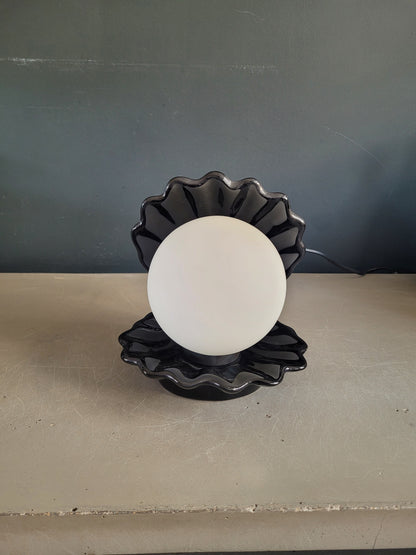 Lampe coquillage vintage en porcelaine noire globe opaline - Ref 896