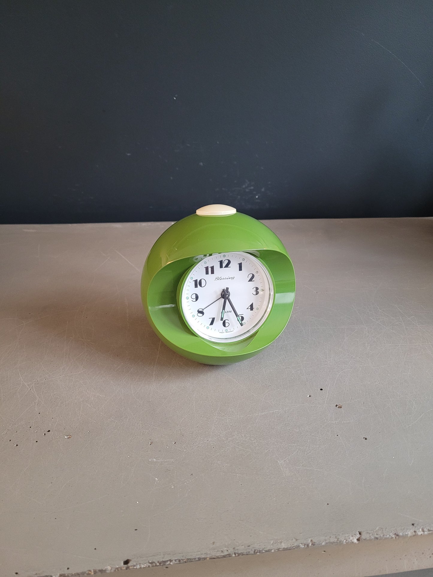 Réveil mécanique space-age en plastique vert - Ref 782