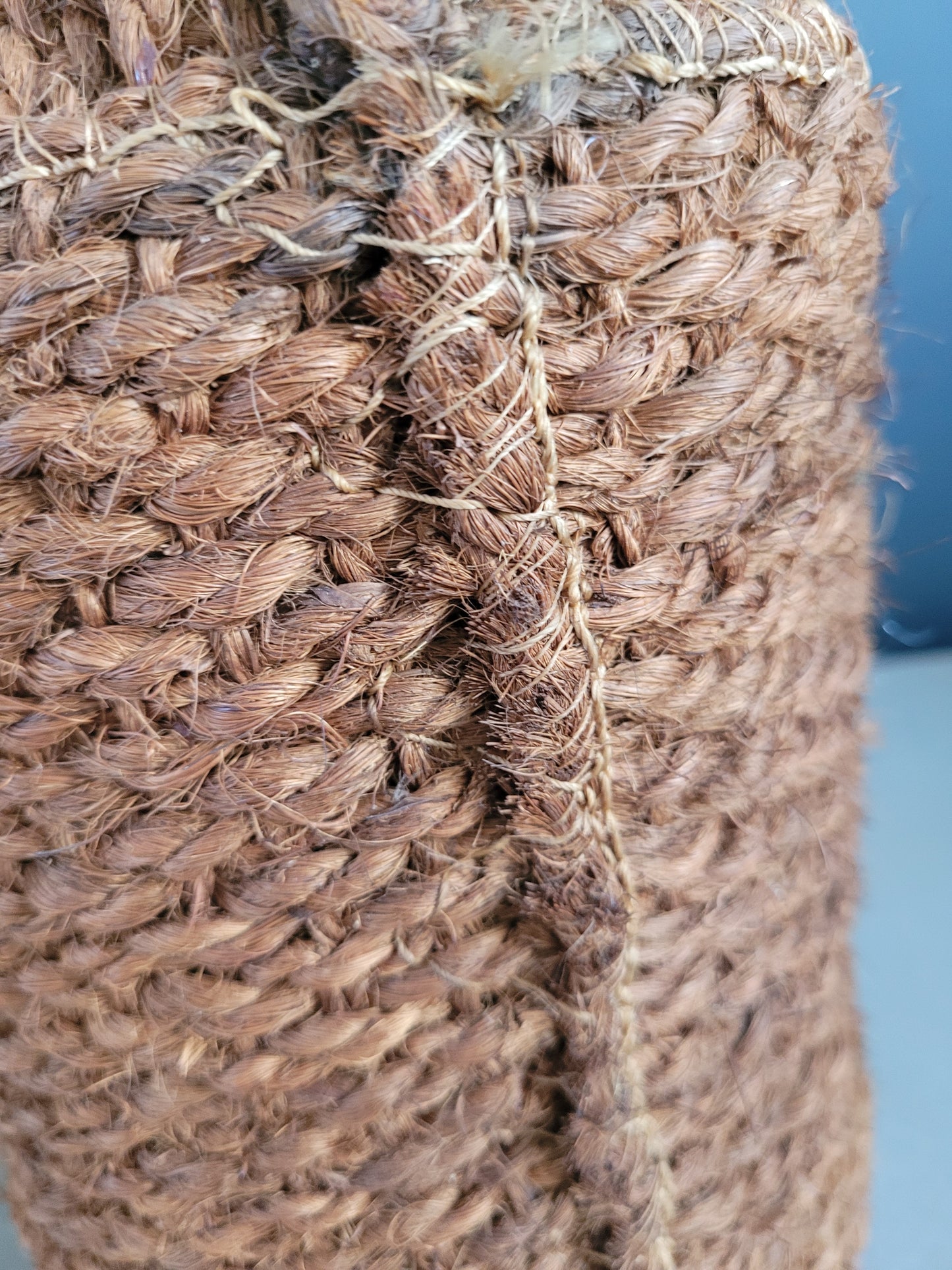 Bouteille ancienne en verre ambré et sac de transport en chanvre - Ref 657