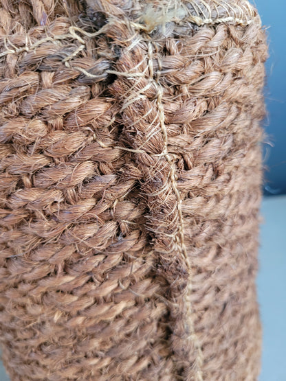 Bouteille ancienne en verre ambré et sac de transport en chanvre - Ref 657