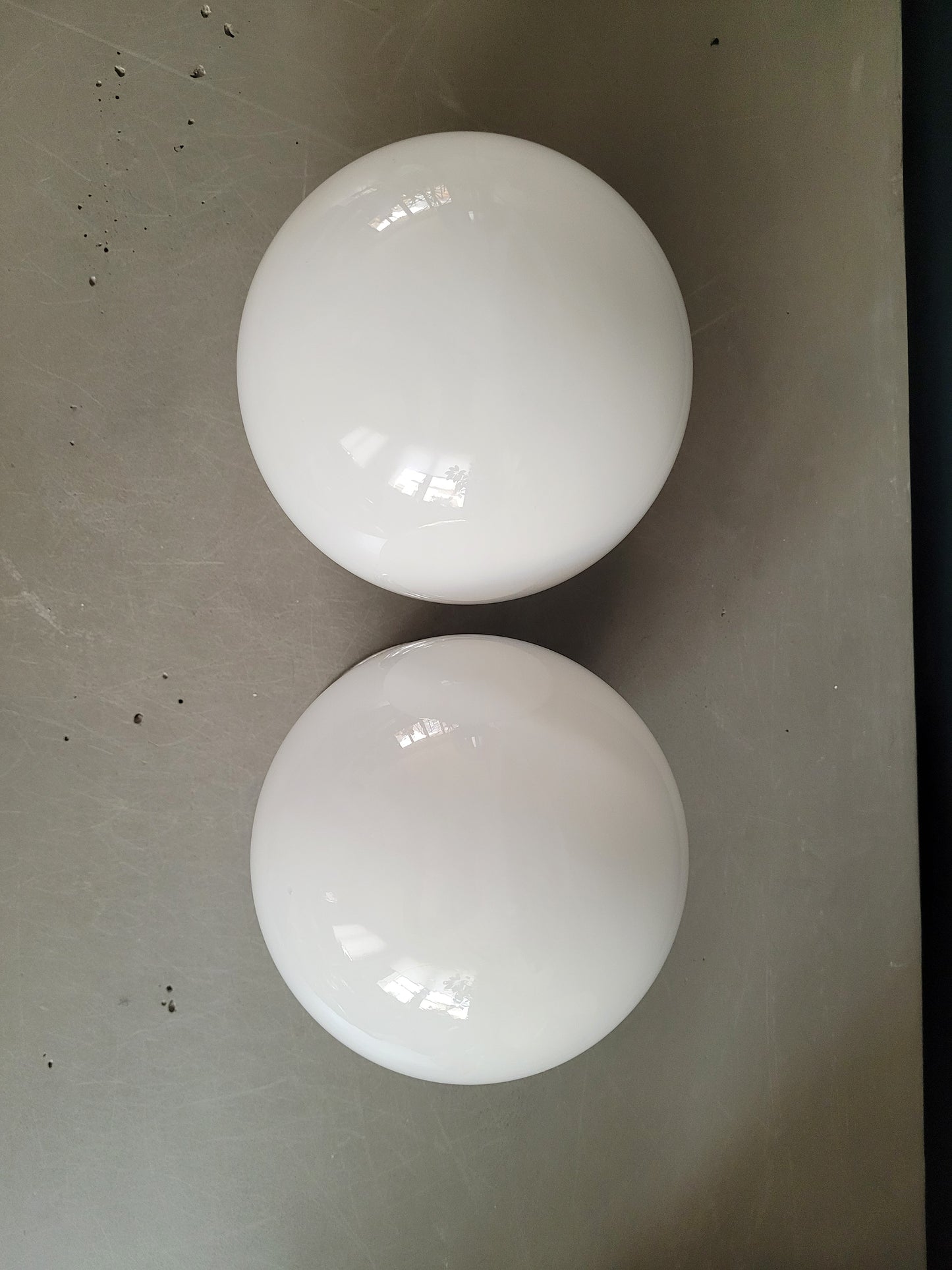 Paire de plafonniers ou appliques globes en verre blanc - Ref 830