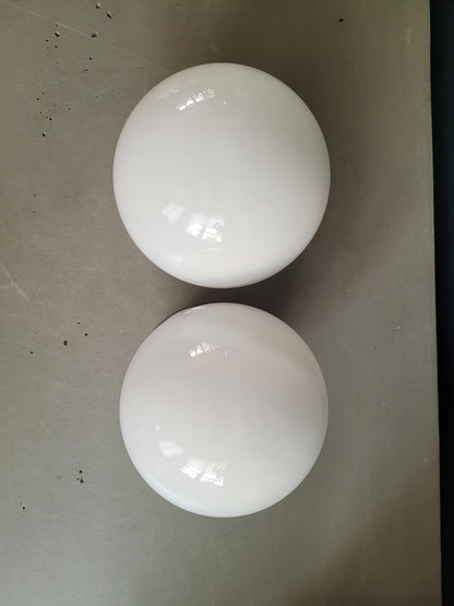Paire de plafonniers ou appliques globes en verre blanc - Ref 830