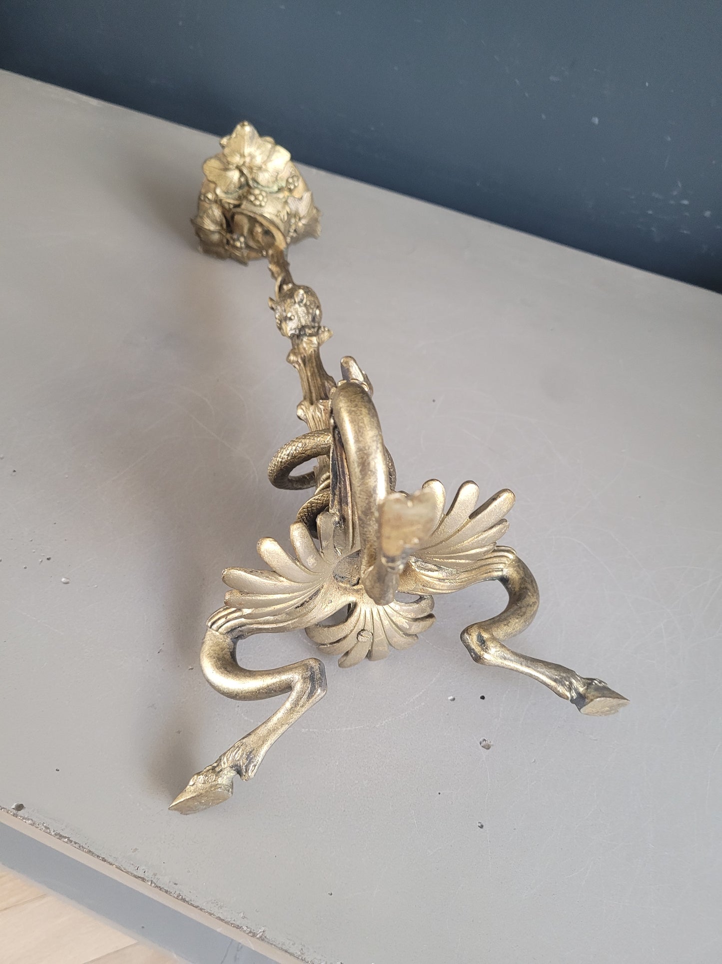 Bougeoir tripode en bronze doré serpent et souris - Ref 406