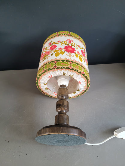 Lampe de chevet pied en bois tourné et abat-jour fleuri - Ref 957