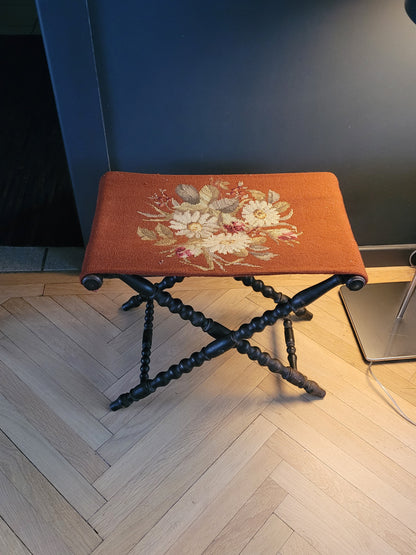 Ployant en bois tourné perlé et tapisserie - Tabouret pliant - Ref 972