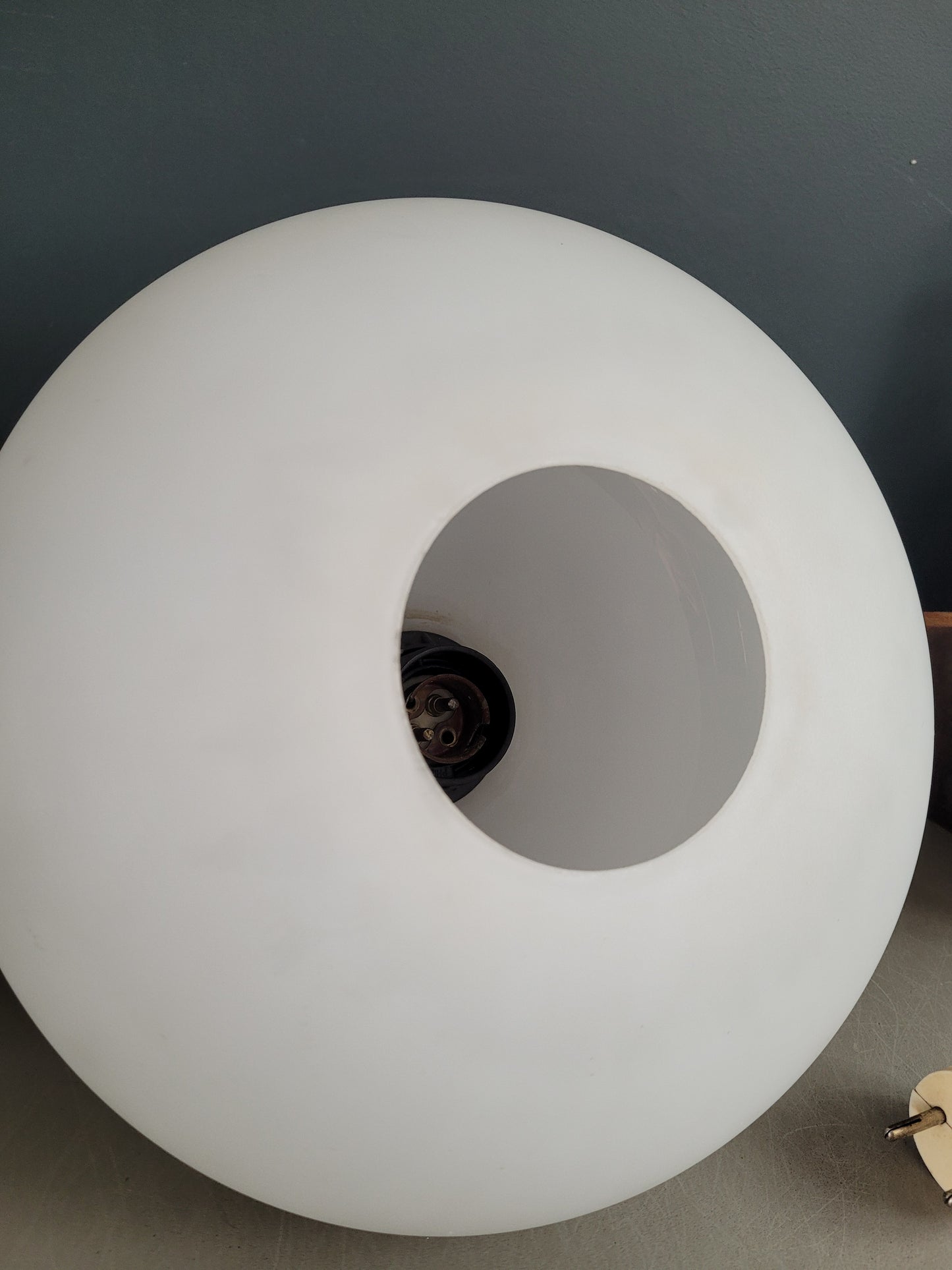 Applique scandinave vintage en teck et globe opaline - Ref 355