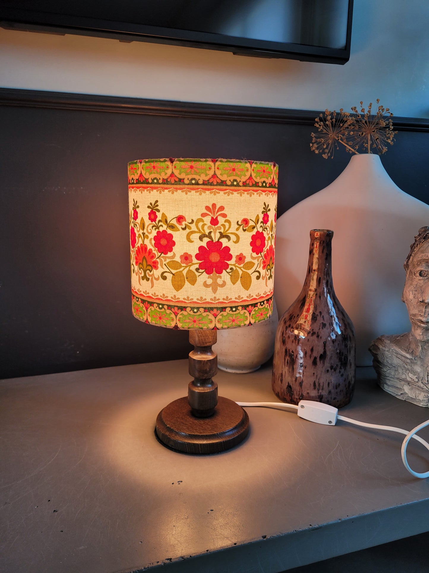 Lampe de chevet pied en bois tourné et abat-jour fleuri - Ref 957