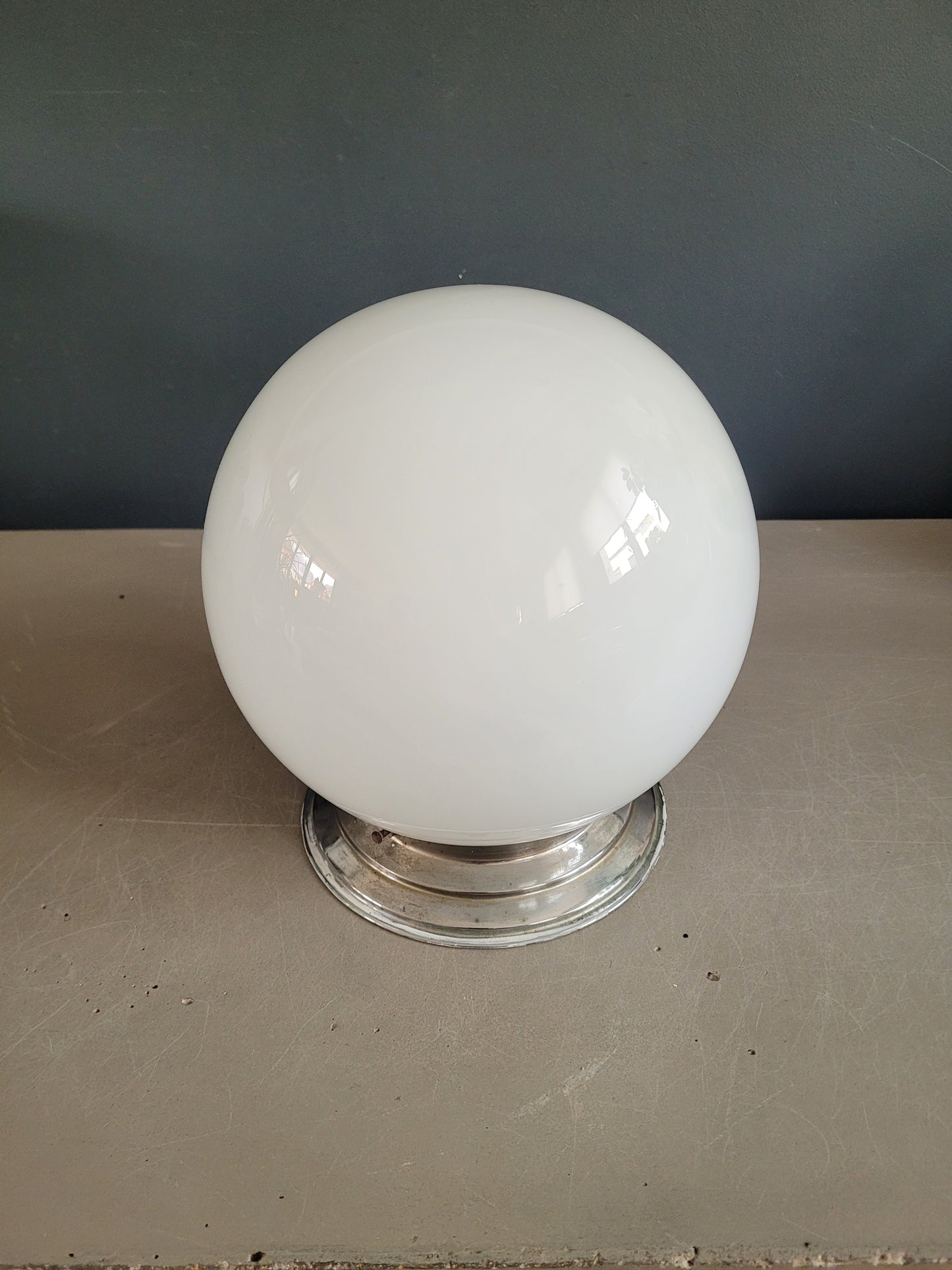 Plafonnier ou applique globe en verre blanc - Ref 829