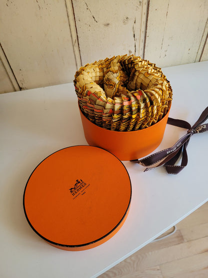 Carré plissé Hermès Gloria Soli par J. Metz - Ref 907