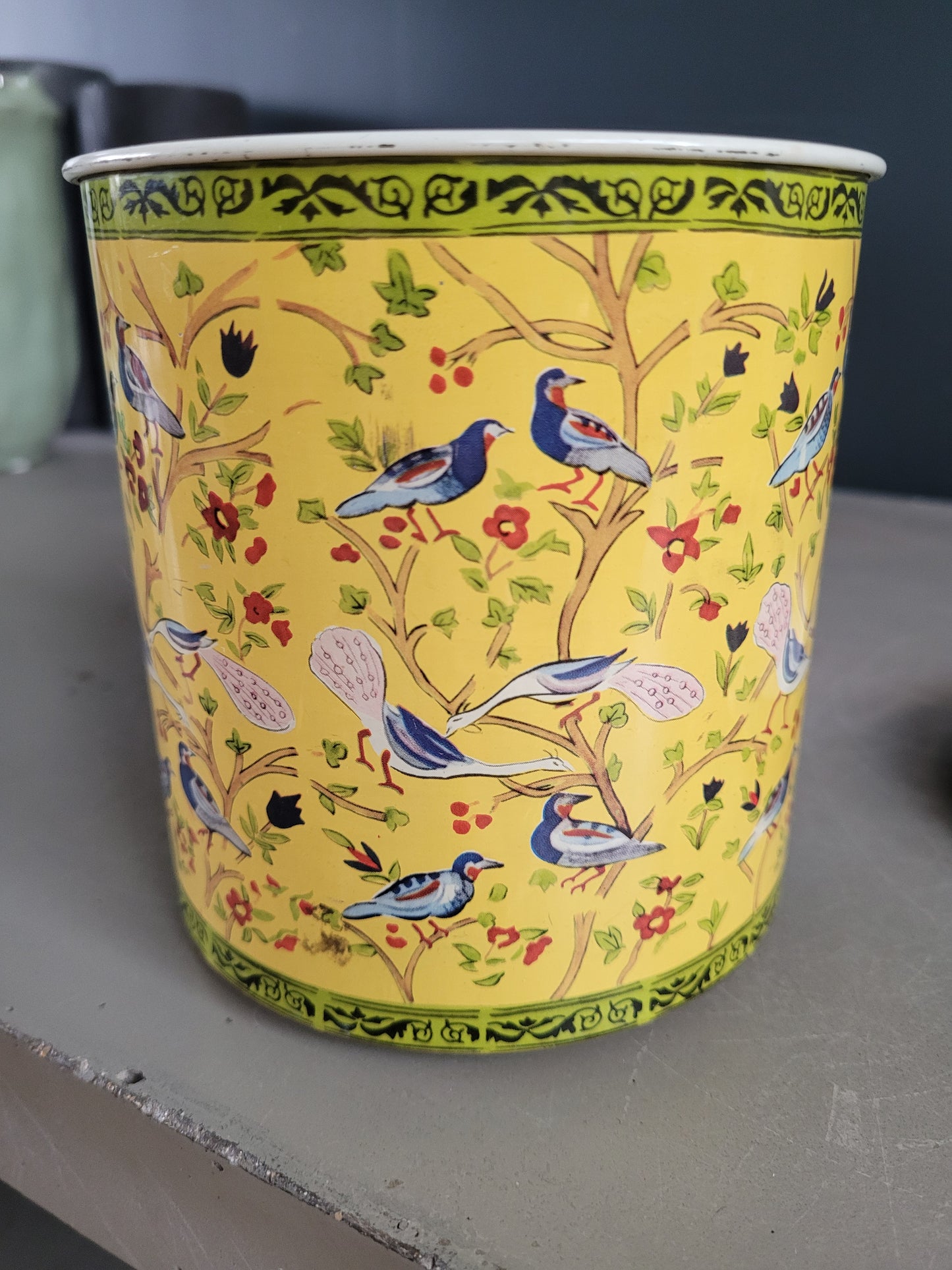 Boîte cylindrique en fer blanc- Oiseaux sur fond jaune- Ref 758