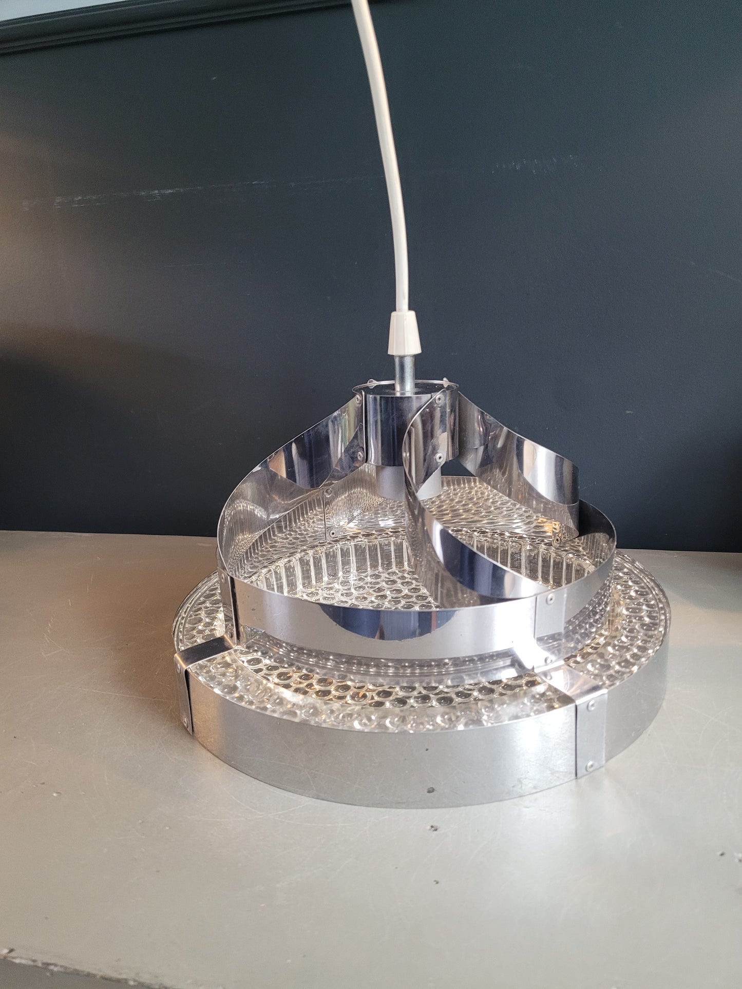 Suspension space-age en plastique bulle et aluminium - Ref 978