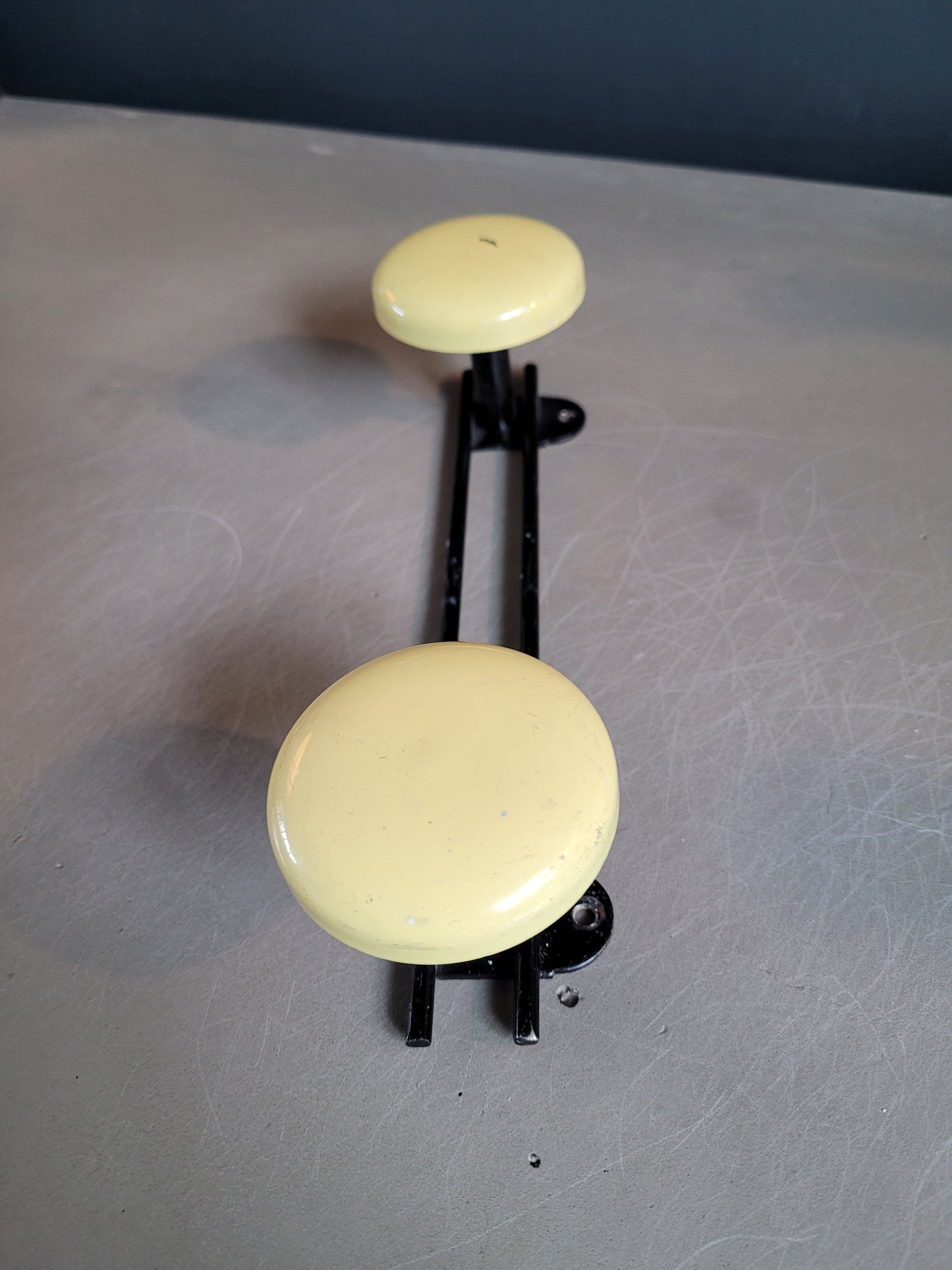 Porte-manteau mural 2 patères années 60 jaune - Ref 289