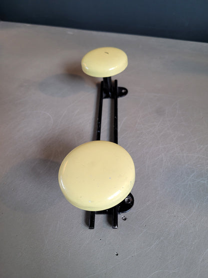 Porte-manteau mural 2 patères années 60 jaune - Ref 289