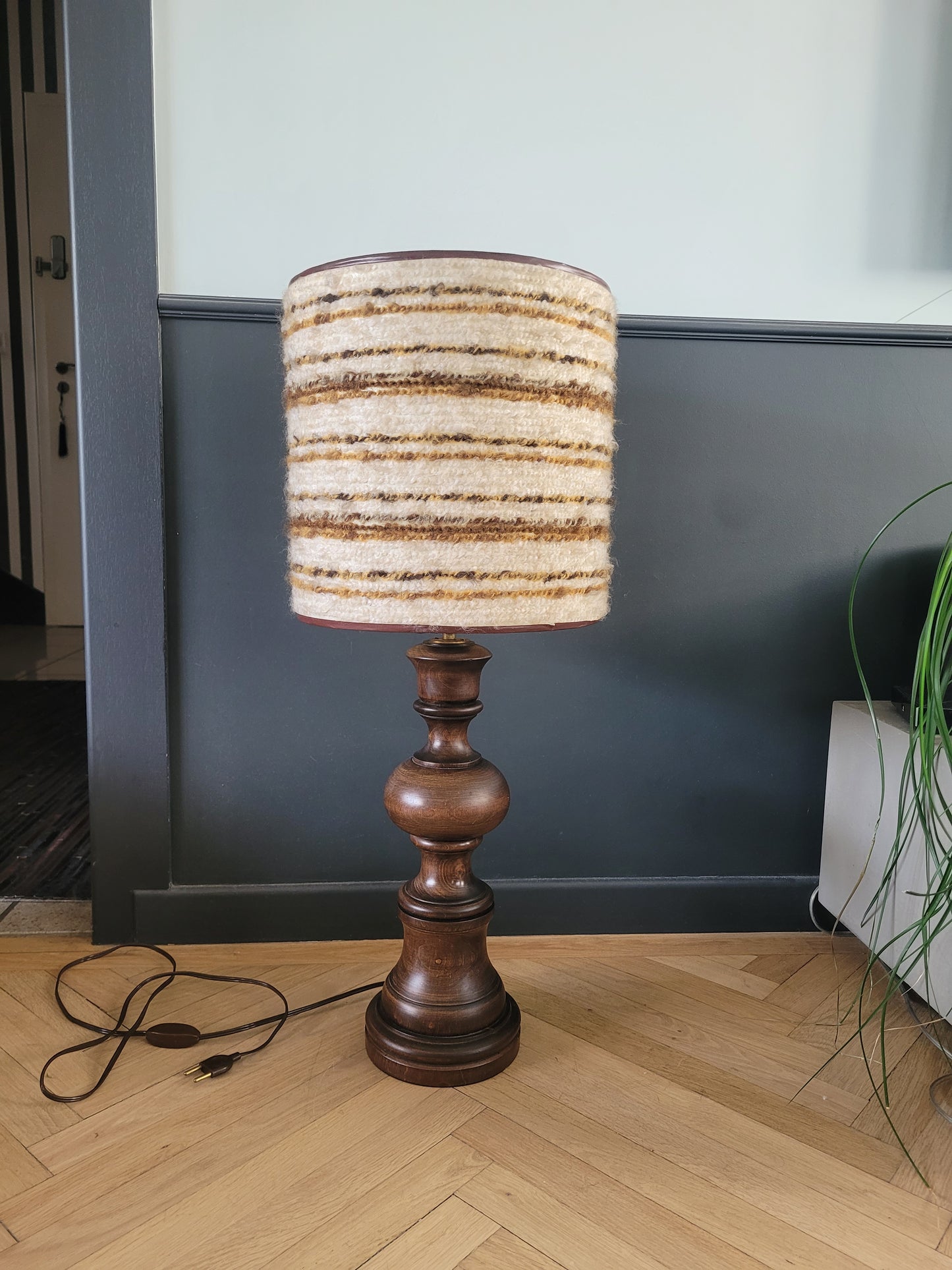 Grande lampe vintage pied bois abat-jour laine bouclettes - Ref 1025