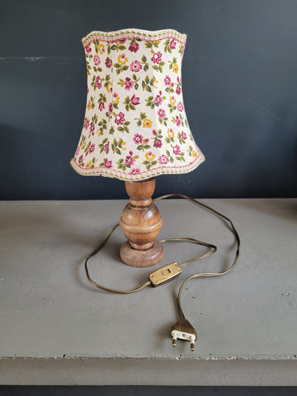Lampe de chevet ancienne en bois avec abat-jour fleuri - Ref 444