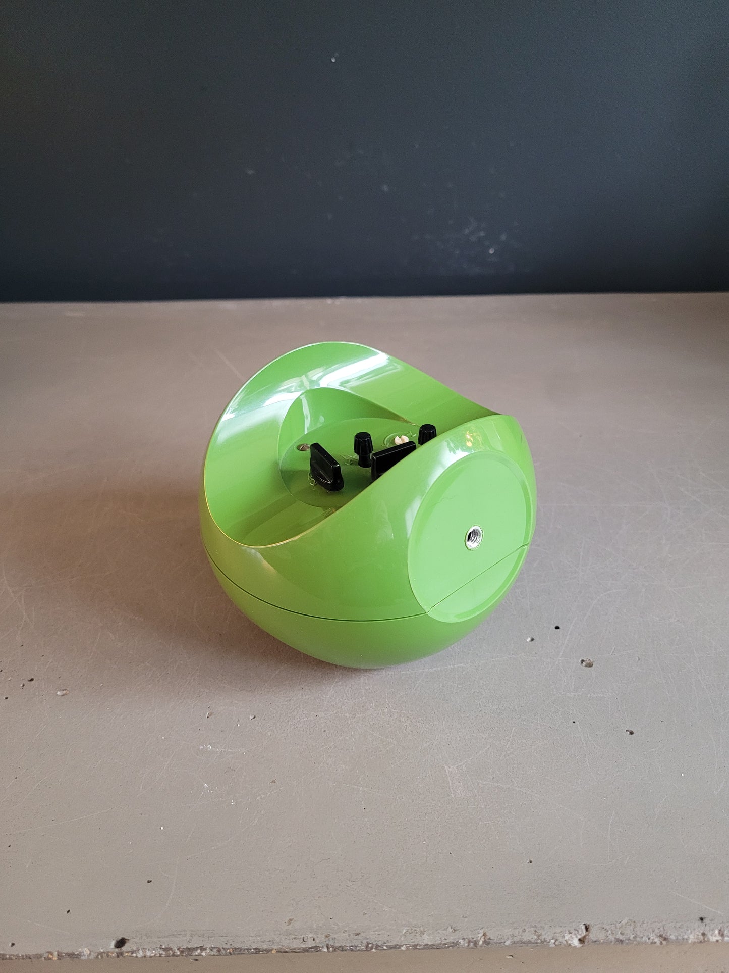 Réveil mécanique space-age en plastique vert - Ref 782